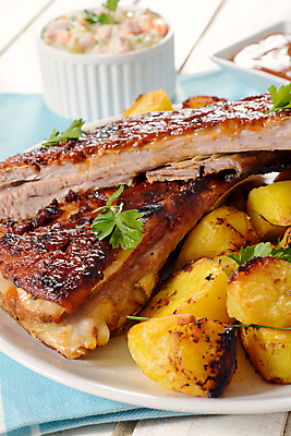 포토 JPG 해외이미지 접시 음식 채소 휴가 육류 돼지고기 요리 사람없음 아웃포커스 가로 컬러풀 식사 샐러드 감자튀김 우아함 그릴 인스턴트 바비큐 허리 갈비뼈 숙성 해외202004 해외포토 식기 컬러 컨셉 식재료 주방용품 뼈 감자 촬영기법 신체부위 튀김 파일형식 이미지허브