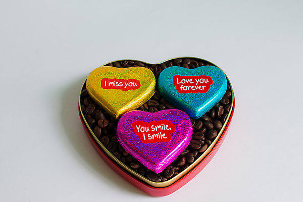 포토 JPG 해외이미지 모양 음식 분홍색 결혼 백그라운드 휴가 디저트 발렌타인데이 사탕 선물 사랑 사람 이벤트 사람없음 장식 빨간색 초록색 파란색 상자 컬러풀 갈색 과자 우주 초콜릿 어둠 금지 흰색 하트 축하 황금 달콤 설탕 뿌리기 심볼 고립 핸드메이드 해외202004 해외포토 감정 컬러 컨셉 모션 데이이벤트 맛 파일형식 이미지허브