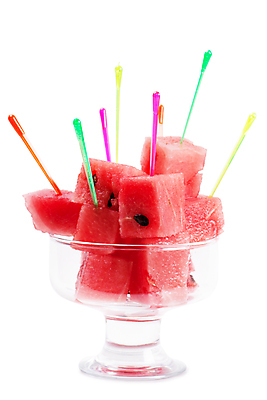 포토 JPG 해외이미지 음식 조각 백그라운드 과일 유리 수박 프레임 건강 씨앗 사람없음 가로 빨간색 물 여름 쌓기 식당 주스 활발 흰색 신선 그룹 사발 시장 맛 큼 멜론 가득함 오브젝트 땀 슬라이스 슛 흙더미 고립 과육 숙성 해외202004 해외포토 자연요소 식물 계절 음료 컬러 컨셉 모션 재질 상점 흙 사기그릇 크기 파일형식 더미 이미지허브