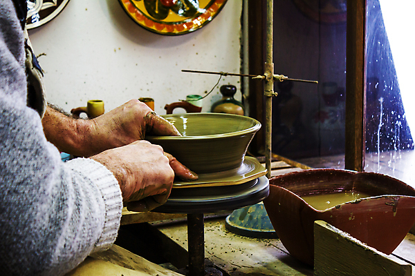 포토 JPG 해외이미지 모델 비즈니스 모션 주방용품 관리 창조 사람없음 물 꽃병 시간 바퀴 도자기 막대기 닫기 성형수술 제조 냄비 만들기 점토 진흙 도예가 되감기 솜씨 옛날 핸드메이드 해외202004 해외포토 자연요소 직업 꽃 생활용품 수술 솥 파일형식 이미지허브