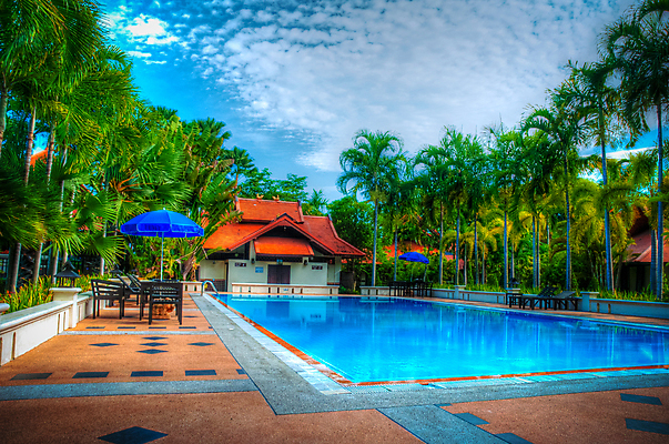 포토 JPG 해외이미지 나무 식물 디자인 외관 아시아 바다 섬 여행 건축양식 태국 자연 호텔 휴가 휴식 주택 손바닥 미술 풍경 사람없음 야외 장식 물 여름 파란색 태양 여행객 고급 당구 빌라 휴양지 이국적 터키석 파라다이스 해외202004 해외포토 자연요소 손 계절 건축 나라 컬러 컨셉 숙소 문화예술 사람 건물 구기 장소 보석 생태계 파일형식 이미지허브