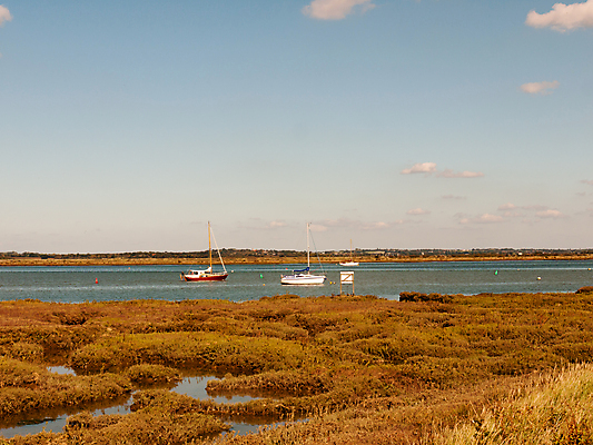 포토 JPG 해외이미지 주간 구름 영어 유럽 모래 바다 요트 자연 조류 하늘 휴가 영국 잉글랜드 항해 풍경 사람없음 야외 물 여름 파란색 강 햇빛 평화 항구 맑음 침묵 시골 보트 개울 강가 정박 그림 포트 닻 부표 돛대 뱃놀이 해일 해외202004 해외포토 자연요소 동물 문자 계절 나라 컬러 컨셉 배_교통 교통시설 날씨 태양 전통놀이 소리 자연재해 생태계 파일형식 이미지허브