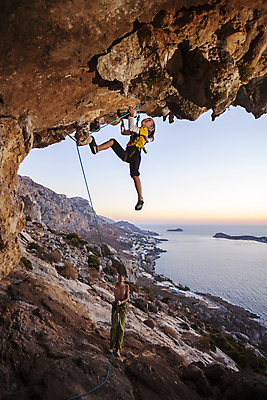 포토 JPG 해외이미지 주간 전신 여자 남자 어린이 밧줄 하늘 매달리기 서기 성인 야외 두명 앞모습 옆모습 올려보기 잡기 암벽 오르기 암벽등반 암벽등반가 해외202004 해외포토 자연요소 줄 뷰포인트 모션 사람 등산 파일형식 이미지허브