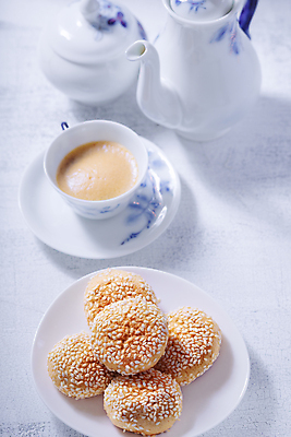 포토 JPG 해외이미지 접시 커피 음식 휴가 디저트 사람없음 쌓기 크래커 쿠키 빵집 원형 달콤 상쾌 이탈리아문화 깨 흙더미 마카롱 충동구매 페스츄리 해외202004 해외포토 도형 식기 감정 음료 빵 식재료 모션 쇼핑 상점 흙 조미료 맛 과소비 유럽문화 파일형식 더미 이미지허브