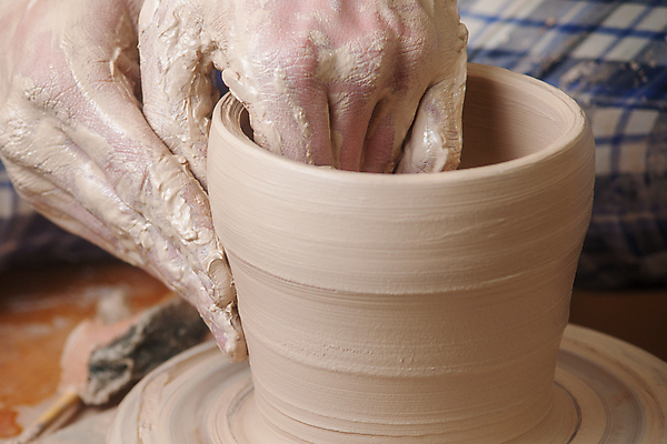 포토 JPG 해외이미지 손 손가락 기술 창조 미술 사람없음 컵 꽃병 젖음 터치 엄지손가락 조끼 업무 바퀴 항아리 도자기 원형 작업실 사발 던지기 성형수술 제조 냄비 집중 서식 함선 만들기 점토 진흙 장인 조형 주인 수공예 곰팡이 도예가 두더지 압력 핸드메이드 해외202004 해외포토 도형 직업 식기 꽃 컨셉 배_교통 모션 문화예술 신체부위 외투 작업 사기그릇 수술 솥 공예 파일형식 이미지허브