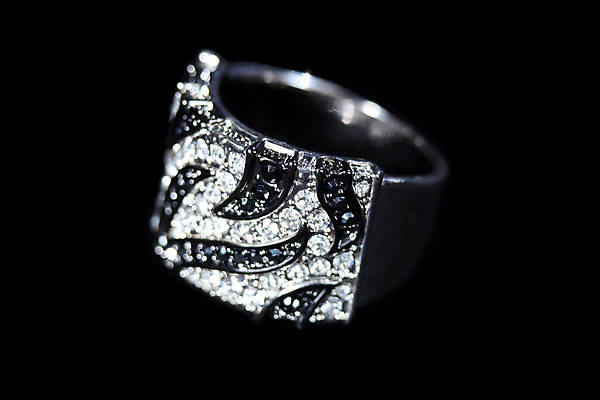 포토 JPG 해외이미지 여자 백그라운드 가방 장신구 교실 사람없음 빛 쇼핑 유행 검은색 바위 반지 고급 우아함 닫기 은색 디자이너 보석 묘사 다이아몬드 파운드 종료 거짓 고립 정중 철강 해외202004 해외포토 직업 잡화 교육 컬러 컨셉 돈 학교 모션 사람 돌_바위 광석 파일형식 이미지허브