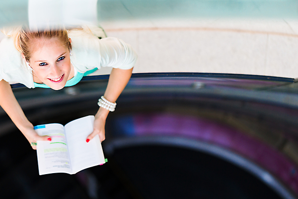 포토 JPG 해외이미지 백인 학생 여자 교육 남자 행복 여유 지도 교실 학교 탁자 실내 한명 미소 사람 앉기 10대 책 빨간색 스터디 청춘 그룹 도서관 무선전화기 읽기 대학교 해외202004 해외포토 서양인 1 감정 컬러 가구 컨셉 모션 청소년 표정 내부 학습 전화기 파일형식 이미지허브
