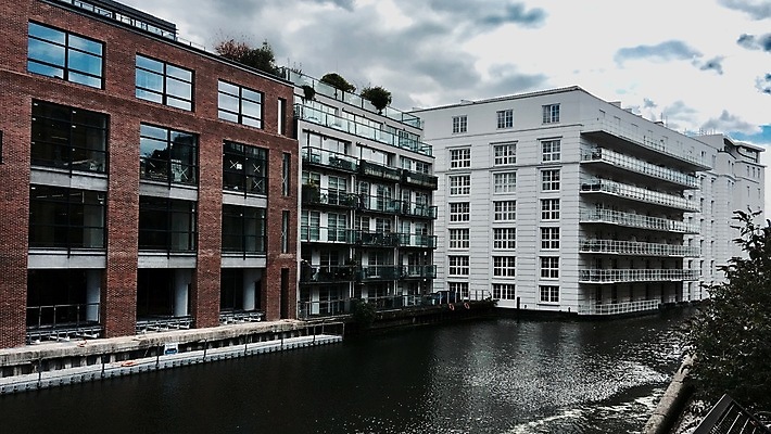 포토 JPG 해외이미지 구름 자연 하늘 날씨 휴식 벽돌 사람없음 건물 초록색 물 강 흰색 런던 타운 해외202004 해외포토 자연요소 건축물 컬러 컨셉 영국 도시 생태계 파일형식 이미지허브