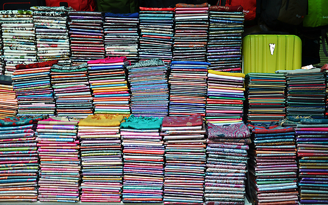 포토 JPG 해외이미지 전통 손 옷 아시아 여행 백그라운드 패턴 태국 휴가 미술 사람없음 장식 컬러풀 유행 직물 시장 고급 매끈함 실크 질감 기념품 캄보디아 짜임 인도차이나반도 해외202004 해외포토 나라 컬러 컨셉 무늬 문화예술 신체부위 감각 오브젝트 파일형식 이미지허브