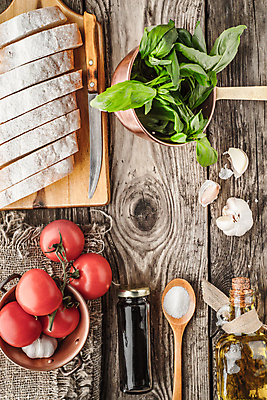 포토 JPG 해외이미지 전통 음식 빵 조각 백그라운드 토마토 채소 재료 유리 탁자 마늘 요리 사람없음 목재 빨간색 세로 초록색 세트 노란색 금속 숟가락 이탈리아 흰색 항아리 양념 칼 냄비 혼합 자르기 준비 소금 후추 바질 브루스케타 채식주의자 비건 해외202004 해외포토 나무 유럽 컬러 가구 모션 재질 수저 도자기 솥 향신료 채식 파일형식 이미지허브