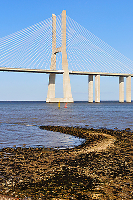 포토 JPG 해외이미지 여행 십자가 건축양식 미래 풍경 사람없음 물 파란색 강 반사 연결 포르투갈 건너기 리스본 엑스포 해외202004 해외포토 자연요소 건축 유럽 컬러 컨셉 모션 파일형식 이미지허브