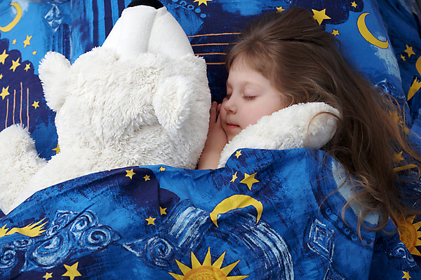 포토 JPG 해외이미지 여자 어린이 휴식 실내 한명 사람 상반신 옆모습 곰인형 침대 잠 소녀한명만 해외202004 해외포토 1 인형 뷰포인트 가구 컨셉 내부 여자한명만 소녀만 파일형식 이미지허브