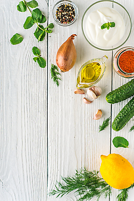 포토 JPG 해외이미지 전통 접시 음식 백그라운드 채소 오렌지 재료 유리 탁자 양파 오이 파프리카 마늘 요리 사람없음 목재 세로 초록색 세트 갈색 노란색 흰색 양념 사발 레몬 민트 허브 준비 요거트 그리스인 딜 회향 해외202004 해외포토 서양인 나무 식물 식기 컬러 가구 과일 재질 유제품 사기그릇 파일형식 이미지허브