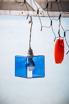 포토 JPG 해외이미지 디자인 백그라운드 컨셉 전구 유리 아이디어 매달리기 사람없음 야외 빨간색 파란색 빛 상자 컬러풀 힘 에너지 흰색 램프 혁명 스타일 주도 해외202004 해외포토 컬러 모션 재질 조명 예절 파일형식 이미지허브