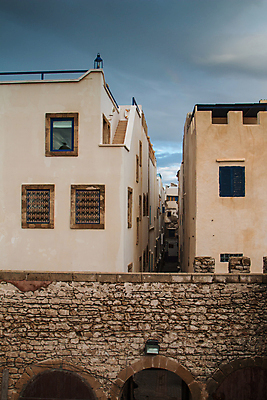 포토 JPG 해외이미지 구름 전통 문화 벽 여행 건축양식 창문 아프리카 하늘 거리 주택 안전 사람없음 야외 건물 파란색 바위 도시 성 중세 보호 포트 모로코 강화 메디나 아랍어 옛날 해외202004 해외포토 자연요소 건축물 건축 나라 컬러 컨셉 돌_바위 역사 파일형식 이미지허브