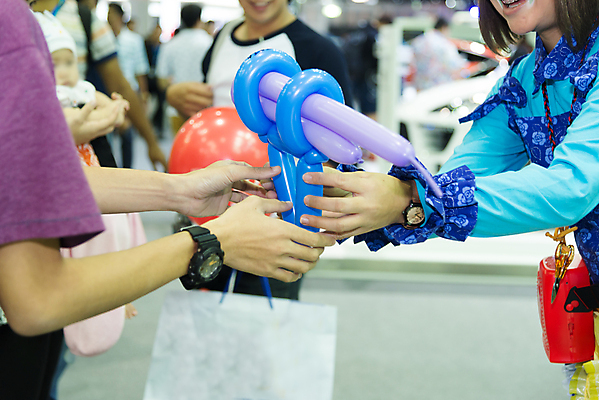 포토 JPG 해외이미지 여자 남자 행복 어린이 백그라운드 가족 미소 사람 성인 사람없음 빨간색 아기 생일 아빠 주기 풍선 슈퍼히어로 해외202004 해외포토 기념일 감정 컬러 관계 모션 표정 영웅 파일형식 이미지허브