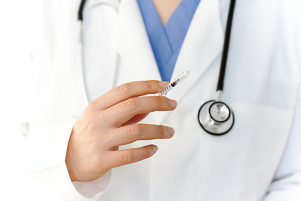 포토 JPG 해외이미지 손 여자 유니폼 손가락 청진기 건강 병원 주사기 사람 사람없음 치료 약 건강관리 의사 코트 흰색 잡기 질병 주사약 돌봄 예방접종 의료성형뷰티 해외202004 해외포토 옷 컬러 의학 의료기기 모션 관리 신체부위 외투 의료진 접종 파일형식 이미지허브