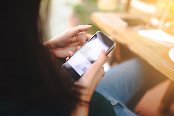 포토 JPG 해외이미지 손 여자 여행 지도 인터넷 통신 손가락 교통시설 자동차 놀이 무선통신 사람 성인 사람없음 신체부위 가로 스마트폰 컴퓨터 태블릿 모니터 자료 장비 터치 인공위성 잡기 네트워크 메시지 연결 전화기 통화 보여주기 멀티미디어 목소리 정보매체 지능 해외202004 해외포토 육상교통 교통 모션 전자제품 핸드폰 스마트기기 시설 파일형식 이미지허브