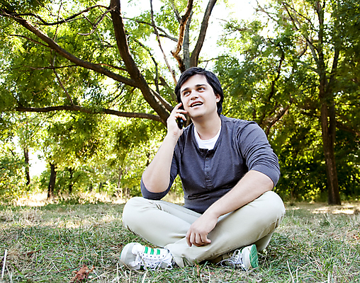 포토 JPG 해외이미지 나무 백인 모델 1 학생 라이프스타일 공원 남자 행복 여행 백그라운드 통신 자연 모바일 휴가 갈색머리 한명 사람 앉기 성인 야외 스마트폰 유행 기쁨 자신감 싱글 부름 혼자 스타일 해외202004 해외포토 서양인 식물 헤어스타일 공공시설 감정 모션 생활 핸드폰 스마트기기 생태계 파일형식 이미지허브