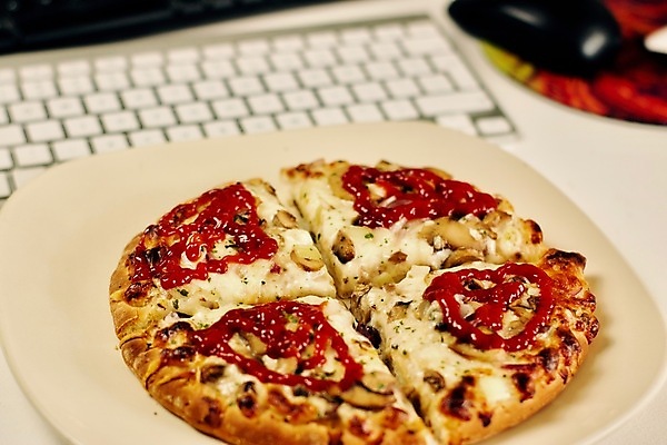 포토 JPG 해외이미지 라이프스타일 접시 피자 패스트푸드 사람없음 컴퓨터 저녁식사 키보드 업무 이탈리아음식 아침식사 케첩 점심식사 해외202004 해외포토 식기 서양음식 생활 전자제품 식사 작업 소스_음식 인스턴트 파일형식 이미지허브