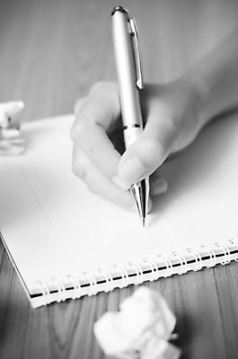 포토 JPG 해외이미지 손 흑백 실내 신체부위 펜 공책 기록 잡기 종이뭉치 해외202004 해외포토 종이 모션 문구용품 촬영기법 사람 내부 필기구 뭉치 파일형식 이미지허브