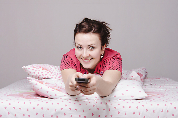 포토 JPG 해외이미지 여자 엎드리기 휴식 실내 표정 한명 미소 사람 상반신 성인 앞모습 침대 잡기 리모컨 해외202004 해외포토 1 뷰포인트 가구 컨셉 모션 내부 파일형식 이미지허브