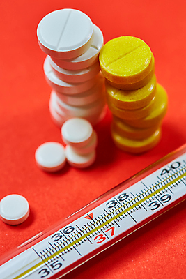 포토 JPG 해외이미지 백그라운드 병원 근접촬영 사람없음 치료 알약 약 흰색 기구 바이러스 질병 온도계 오브젝트 처방 온도 조제 진통제 헬프 항생제 코로나바이러스 해외202004 해외포토 뷰포인트 컬러 의학 도움 만들기 파일형식 이미지허브