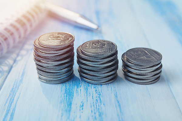 포토 JPG 해외이미지 손 백그라운드 컨셉 돈 비즈니스 그래프 사람없음 금융 경제 쌓기 달러 금속 동전 저축 성장 흰색 시장 재산 주식 투자 상승 이익 회계 보험 대출 수입 해외202004 해외포토 컬러 모션 재질 신체부위 파일형식 이미지허브