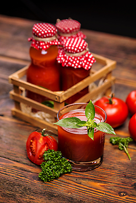 포토 JPG 해외이미지 잎 토마토 잔 실내 사람없음 바구니 나무탁자 음료수병 토마토주스 파슬리장식 해외202004 해외포토 식물 식기 채소 탁자 내부 장식 야채주스 병_담는 파일형식 이미지허브