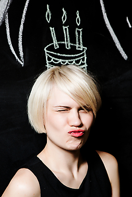 포토 JPG 해외이미지 라이프스타일 디자인 행복 어린이 가족 놀이 휴가 휴식 주택 아이디어 실내 선물 한명 장식 장난감 유행 귀여움 케이크 검은색 축제 기쁨 추위 축하 최고 생일 행운 고급 달콤 맛 디자이너 만화 굽기 먹기 만족 질감 여왕 반가움 핸드메이드 스타일 해외202004 해외포토 직업 1 기념일 감정 컬러 컨셉 관계 모션 디저트 사람 내부 건물 생활 구이 파일형식 이미지허브