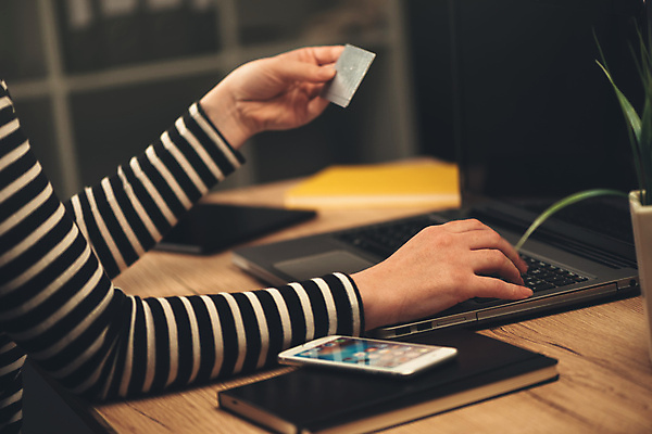 포토 JPG 해외이미지 백인 라이프스타일 여자 돈 인터넷 비즈니스 모바일 사람없음 금융 노트북 스마트폰 핸드폰 쇼핑 컴퓨터 사무실 비즈니스우먼 신용카드 구매 연결 상업 전자 결제 소매 온라인 전자상거래 쇼퍼홀릭 해외202004 해외포토 서양인 사람 생활 경제 전자제품 스마트기기 직장인 재산 파일형식 이미지허브