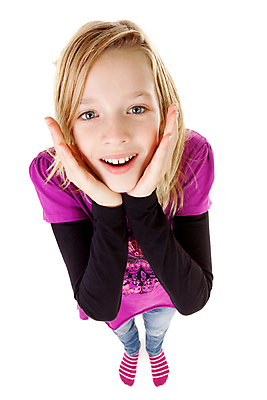 포토 JPG 해외이미지 응시 행복 얼굴 어린이 포즈 발 한명 미소 사람 10대 금발 머리 큼 고립 해외202004 해외포토 1 헤어스타일 시선 감정 청소년 표정 신체부위 크기 파일형식 이미지허브