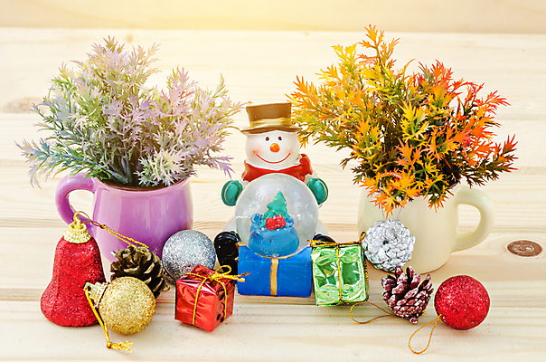 포토 JPG 해외이미지 크리스마스 겨울 양말 선물 사람없음 목재 장식 빨간색 초록색 갈색 문 화환 해외202004 해외포토 나무 계절 기념일 꽃 컬러 재료 파일형식 이미지허브