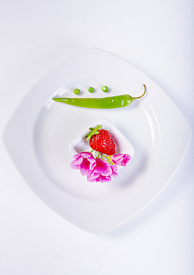 포토 JPG 해외이미지 꽃 음식 다이어트 채소 과일 자연 딸기 파프리카 건강 사람없음 빨간색 초록색 여름 컬러풀 노란색 달콤 배열 포도밭 구성 해외202004 해외포토 식물 계절 컬러 밭 맛 생태계 파일형식 이미지허브