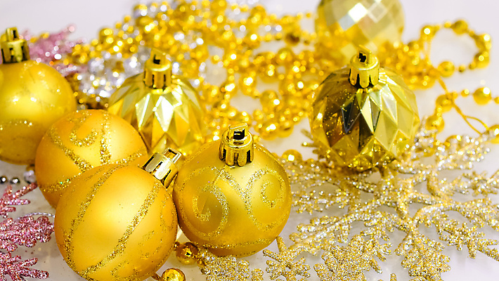 포토 JPG 해외이미지 계절 크리스마스 겨울 공 유리 탁자 휴가 새로움 새해 선물 사람없음 장식 빨간색 빛 컬러풀 장식볼 흰색 축하 눈송이 황금 12월 연도 오브젝트 해외202004 해외포토 기념일 컬러 가구 컨셉 재질 눈_날씨 날짜 파일형식 이미지허브