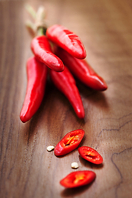 포토 JPG 해외이미지 음식 다이어트 채소 과일 재료 고추 탁자 도마 쟁반 실내 사람없음 빨간색 신선 그룹 상쾌 유기농 후추 건강식 구성 숙성 채식주의자 해외202004 해외포토 웰빙 감정 컬러 가구 주방용품 건강 내부 향신료 채식 파일형식 이미지허브