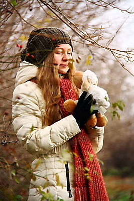 포토 JPG 해외이미지 나무 라이프스타일 여자 행복 얼굴 어린이 인형 자연 한명 장난감 가을 숲 내추럴 해외202004 해외포토 식물 1 계절 감정 사람 생활 신체부위 생태계 파일형식 이미지허브