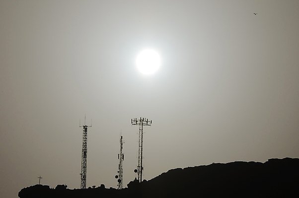 포토 JPG 해외이미지 모양 구름 접시 실루엣 별 백그라운드 일러스트 통신 조류 하늘 지붕 새로움 주택 안테나 풍경 사람없음 파란색 탑 금속 검은색 텔레비전 일몰 망원경 장비 인공위성 공구 도시 정상 옥상 오브젝트 수화기 라디오 신호 윤곽 방송 전염 소통 고립 옛날 철강 해외202004 해외포토 자연요소 동물 식기 건축물 컬러 컨셉 재질 촬영기법 건물 전자제품 노을 도구 질병 전화기 감염 파일형식 이미지허브
