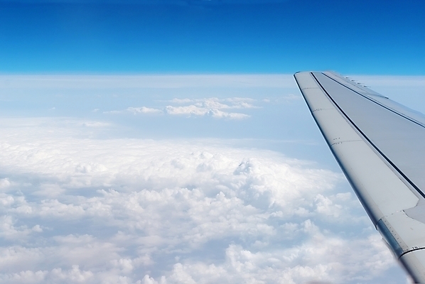 포토 JPG 해외이미지 구름 여행 날개 창문 교통시설 모션 하늘 비행기 따뜻함 사람없음 공중 파란색 흰색 항공 출발 대패 수평선 해외202004 해외포토 자연요소 컬러 교통 컨셉 항공교통 대중교통 시설 파일형식 이미지허브