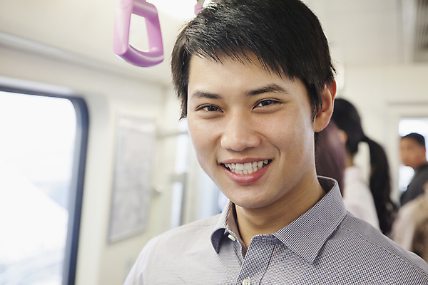 포토 JPG 해외이미지 응시 행복 여행 교통시설 짧은머리 실내 한명 서기 미소 웃음 20대 가로 캐주얼 컬러풀 중국 기차 전철 출퇴근 베이징 승객 해외202004 해외포토 1 헤어스타일 시선 옷 감정 아시아 육상교통 컬러 교통 비즈니스 모션 대중교통 표정 사람 청년 내부 시설 파일형식 이미지허브