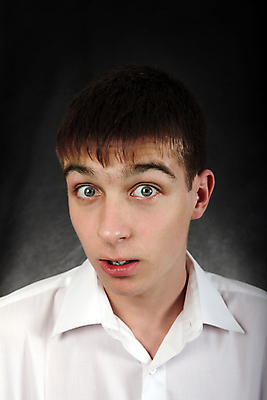 포토 JPG 해외이미지 백인 1 응시 남자 얼굴 백그라운드 셔츠 갈색머리 실내 한명 서기 사람 10대 청춘 갈색 검은색 황혼 놀람 회색 오픈 입 호기심 해외202004 해외포토 서양인 헤어스타일 시선 감정 컬러 컨셉 상의 모션 청소년 표정 내부 신체부위 일몰 파일형식 이미지허브