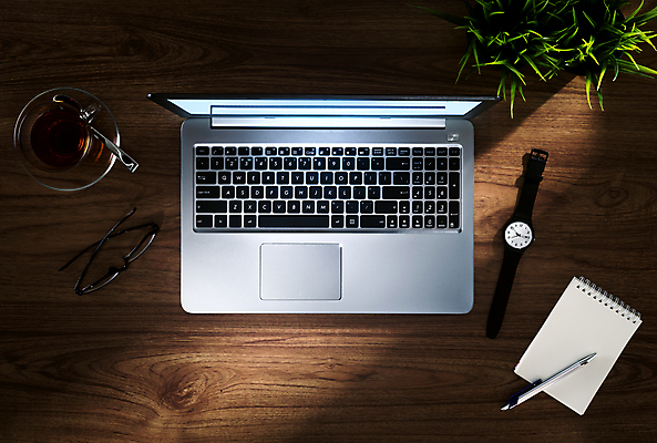 포토 JPG 해외이미지 인터넷 비즈니스 탁자 모바일 실내 사람없음 노트북 컴퓨터 금속 디지털 스크린 모니터 웹 키보드 시간 손목시계 책상 전자 회계 해외202004 해외포토 시계 가구 장신구 재질 내부 경제 전자제품 파일형식 이미지허브