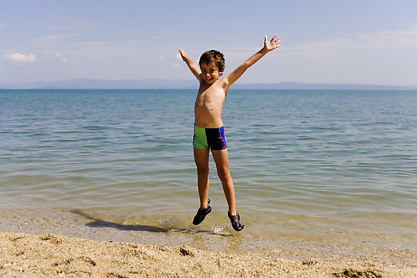 포토 JPG 해외이미지 구름 어린이 모래 바다 하늘 열대 항해 한명 물 여름 태양 점프 해외202004 해외포토 자연요소 1 계절 배_교통 모션 사람 파일형식 이미지허브