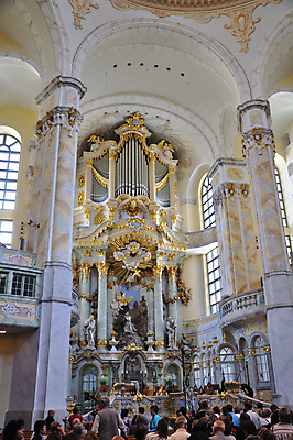 포토 JPG 해외이미지 구름 유럽 여행 건축양식 하늘 거리 주택 독일 실내 풍경 사람없음 교회 여행객 역사 스테인드글라스 바로크 복원 제단 해외202004 해외포토 자연요소 건축 나라 종교건축 유리 사람 내부 건물 파일형식 이미지허브