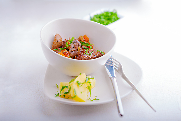 포토 JPG 해외이미지 음식 토마토 채소 감자 파슬리 육류 요리 사람없음 가로 컬러풀 숟가락 식사 저녁식사 버섯 당근 소고기 서빙 송아지고기 캐서롤 해외202004 해외포토 컬러 식재료 뿌리채소 수저 용기_그릇 파일형식 이미지허브