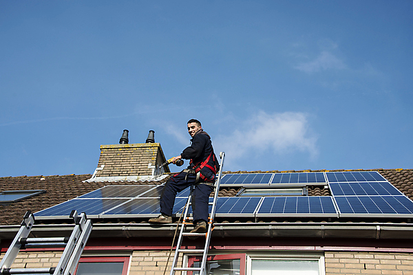 포토 JPG 해외이미지 직업 교육 남자 산업 사다리 학교 지붕 벽돌 노동자 주택 한명 안전 사람 성인 야외 건물 초록색 파란색 태양 환경 힘 재활용 장비 에너지 벨트 도구 공구 작업 판넬 수리 안전모 헬멧 상업 태양에너지 세대 설치 해외202004 해외포토 자연요소 1 건축물 잡화 컬러 그린에너지 안전장비 보호장비 친환경 파일형식 이미지허브