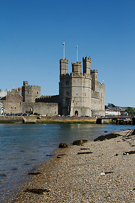포토 JPG 해외이미지 벽 바다 건축양식 하늘 영국 웨일즈 사람없음 야외 건물 물 파란색 탑 조약돌 바위 깃발 역사 해외202004 해외포토 자연요소 건축물 건축 유럽 컬러 돌_바위 파일형식 이미지허브