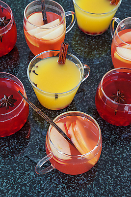 포토 JPG 해외이미지 음료 크리스마스 사람없음 장식 세로 컬러풀 주스 신선 칵테일 뜨거움 차 사과 석류 레시피 노엘 바닐라 시나몬 핸드메이드 해외202004 해외포토 기념일 컬러 과일 주류 파일형식 이미지허브