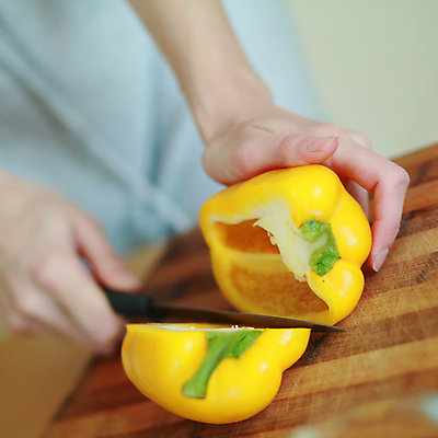 포토 JPG 해외이미지 손 음식 채소 재료 탁자 파프리카 건강 사람없음 노란색 주방 식사 저녁식사 칼 자르기 준비 날것 채식주의자 해외202004 해외포토 컬러 가구 모션 신체부위 채식 파일형식 이미지허브