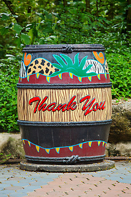 포토 JPG 해외이미지 공원 자연 사람없음 목재 갈색 바구니 환경 재활용 쓰레기통 던지기 쓰레기 폐기물 컨테이너 버리기 심볼 오브젝트 사인 질감 낭비 내추럴 생태학 해외202004 해외포토 나무 공공시설 교육 산업 컬러 컨셉 재료 모션 친환경 생태계 파일형식 이미지허브